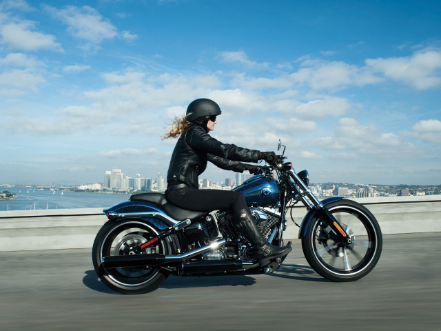 Новый мотоцикл на дороге Harley-Davidson Softail Breakout
