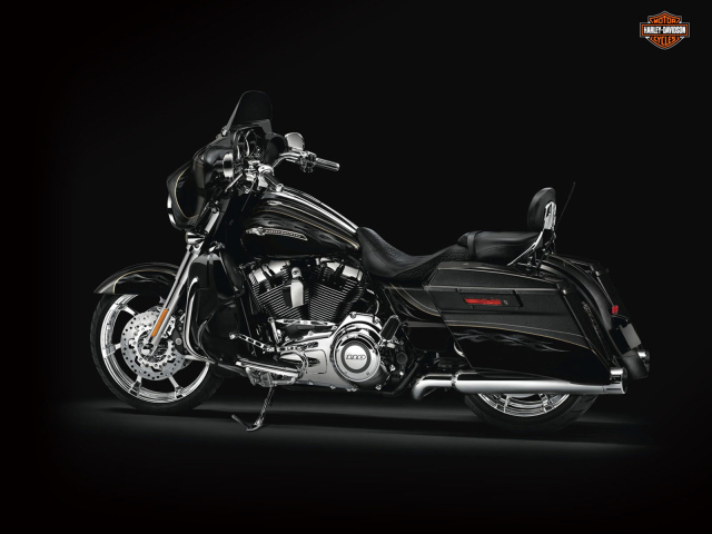 Новый мотоцикл на дороге Harley-Davidson Street Glide