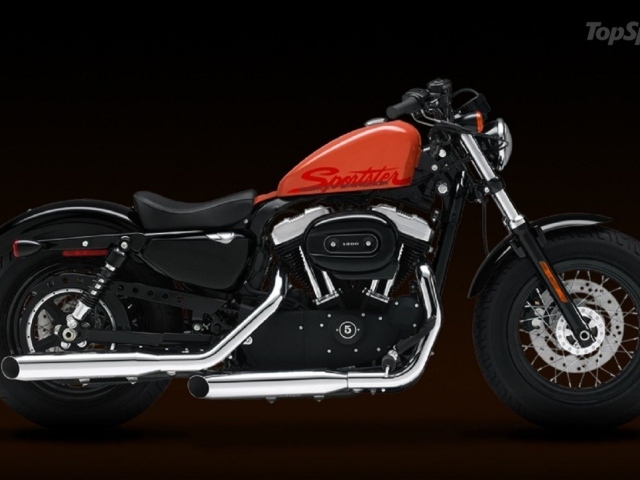 Новый мотоцикл на дороге Harley-Davidson XL 1200X Sportster Forty-Eight