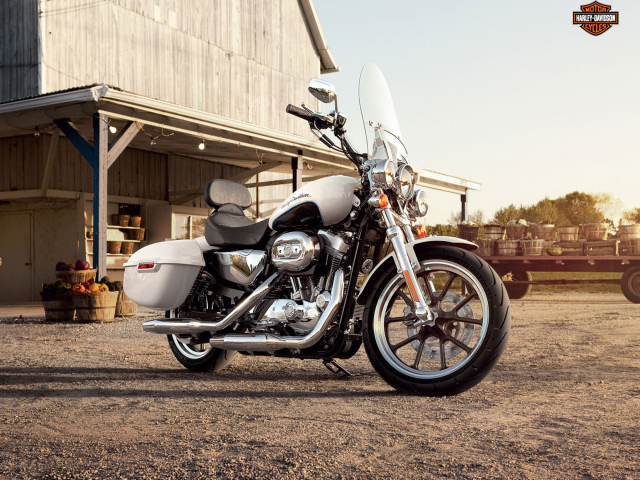 Новый мотоцикл на дороге Harley-Davidson XL 883L Sportster