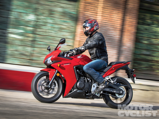 Новый мотоцикл на дороге Honda CBR 500 R