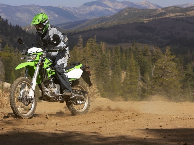 Новый мотоцикл на дороге Kawasaki KLX 250