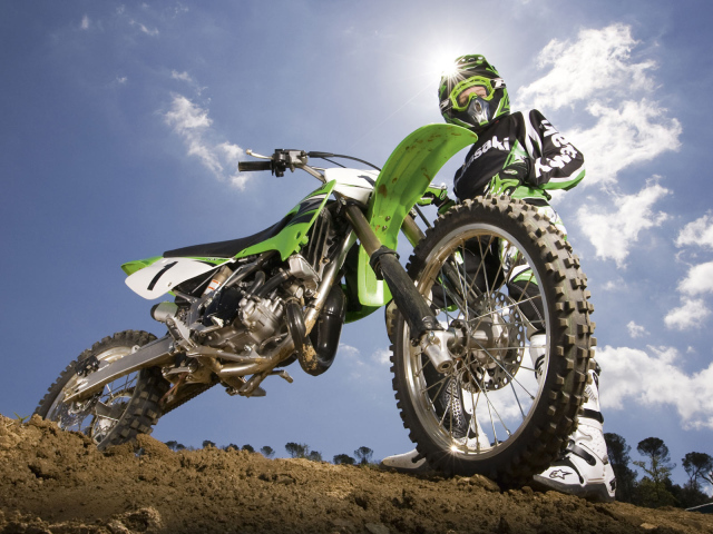 Новый мотоцикл на дороге Kawasaki KX 85-II