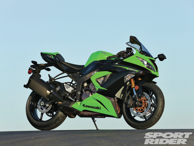 Новый мотоцикл на дороге Kawasaki Ninja ZX-6R 636 Performance