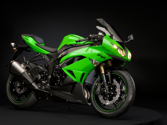 Новый мотоцикл на дороге Kawasaki Ninja ZX-6R