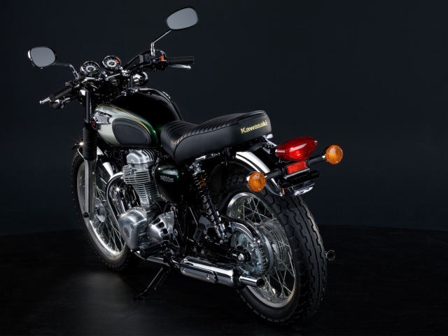 Новый мотоцикл на дороге Kawasaki W 800