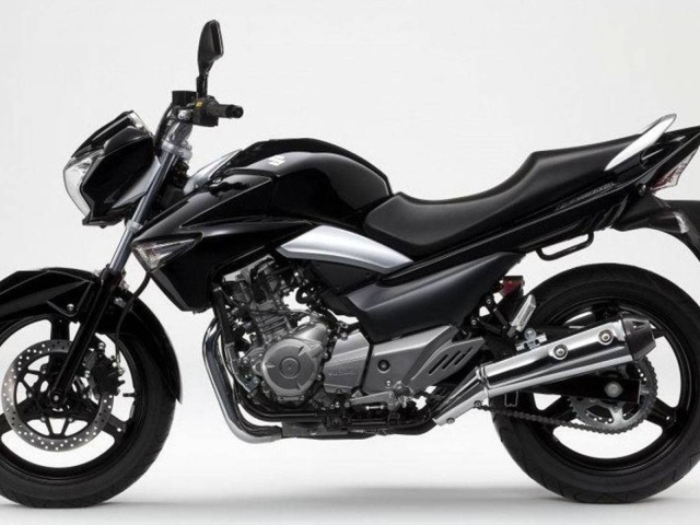 Новый мотоцикл на дороге Suzuki   Inazuma