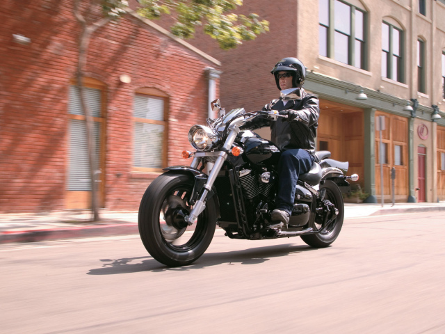 Новый мотоцикл на дороге Suzuki Intruder M800