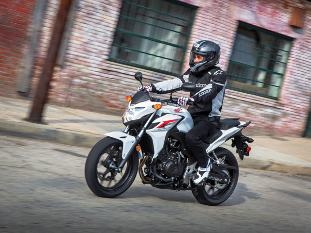 Новый мотоцикл на дороге Новый мотоцикл Honda CB 500 F