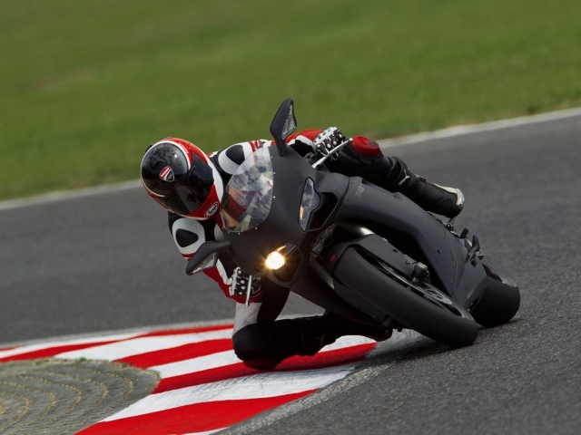 Новый надежный мотоцикл Ducati Superbike 848 Evo