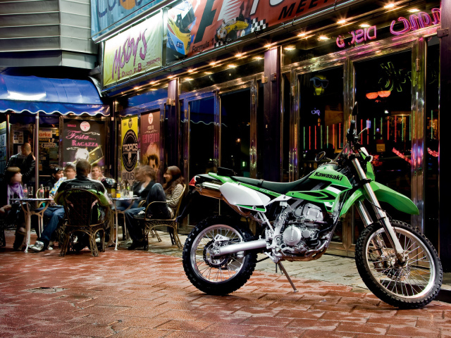 Новый надежный мотоцикл Kawasaki KLX 250