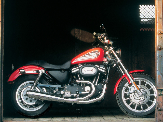 Популярный мотоцикл Harley-Davidson XL 883R Sportster Roadster