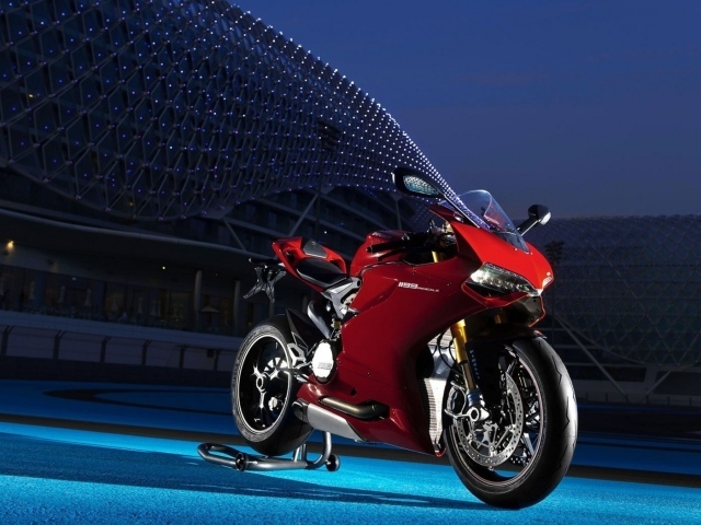 Красный мотоцикл Ducatti