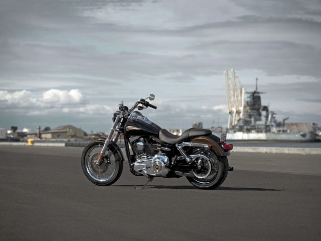 Надежный мотоцикл Harley-Davidson Dyna Super Glide Custom