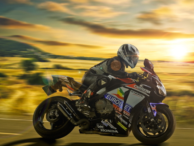 Мотогонщик на хонде