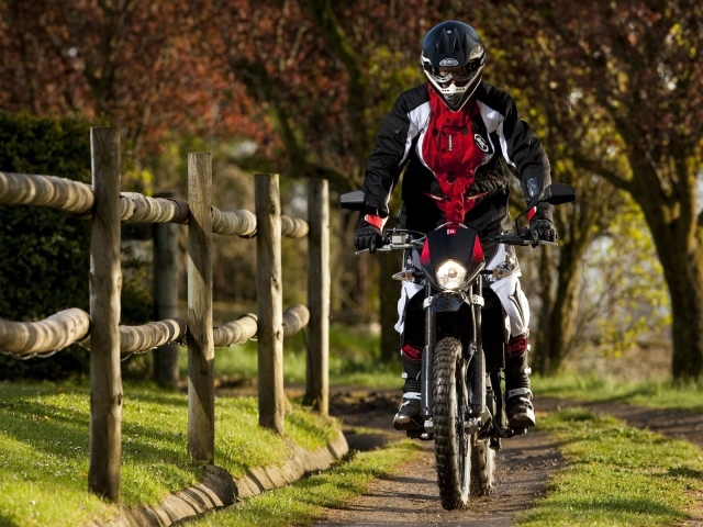 Мотоциклист в парке