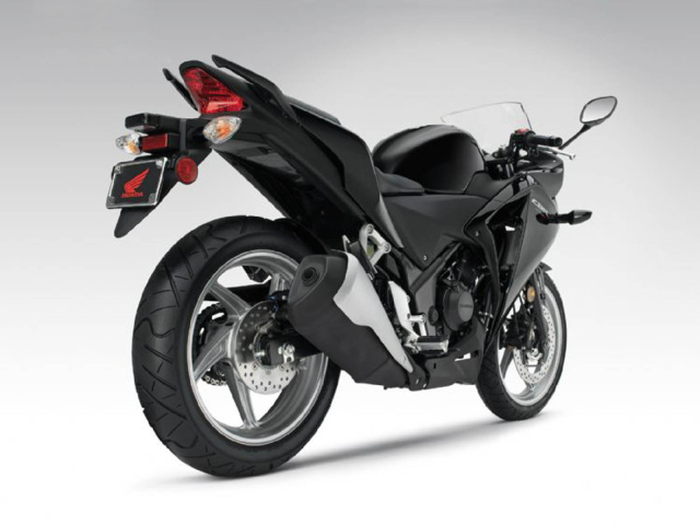 Быстрый мотоцикл Honda CBR 250 R