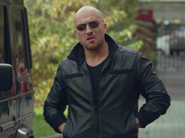 Физрук Фома возле гелика