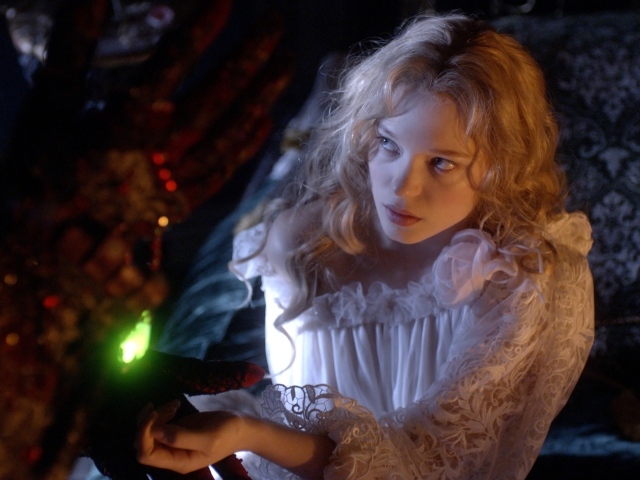 Красавица и чудовище девушка в постели