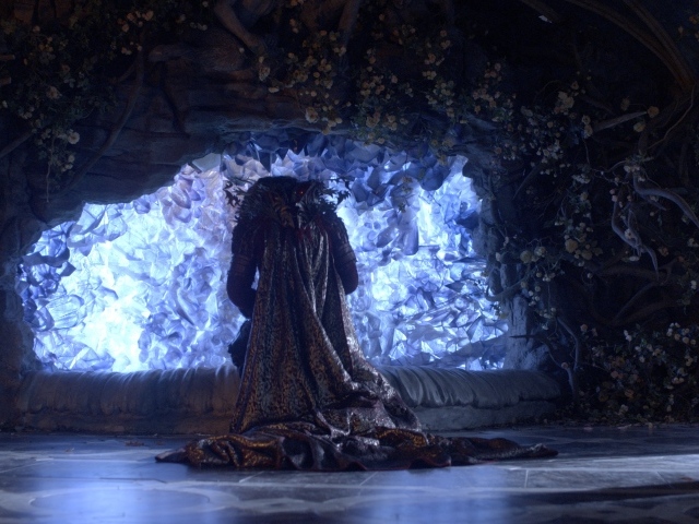 Красавица и чудовище во дворце