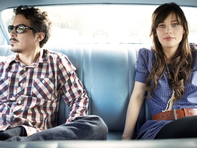 Актеры сидят в автомобиле