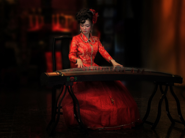 Китаянка с традиционным инструментом