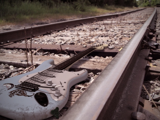 Электро-гитара на железной дороге