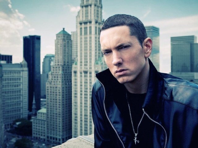 Eminem на фоне города