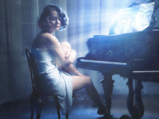 Девушка за роялем ночъю