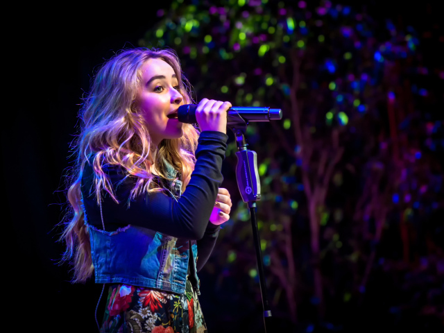 Девочка поет на сцене