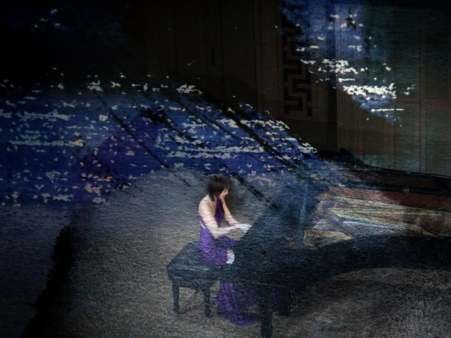 Образ девушки и рояль