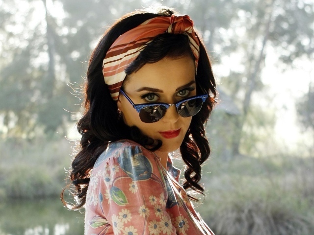 Кэти Перри в синих очках