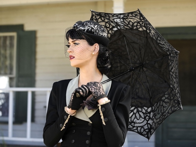 Кэти Перри с зонтиком