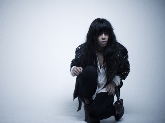 Loreen в черной куртке