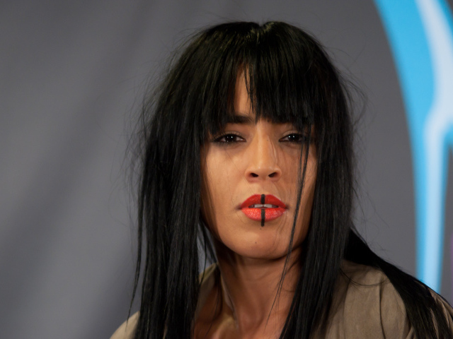 Loreen с красной помадой