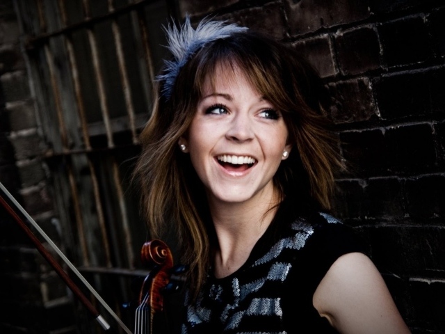 Музыкант скрипачка смеется