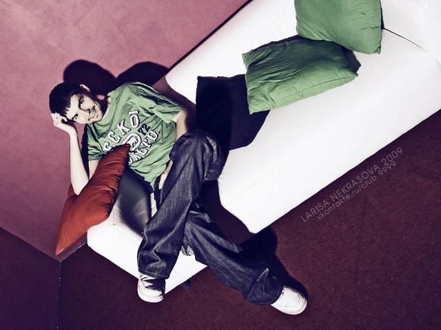 Noize MC сидит на белом диване