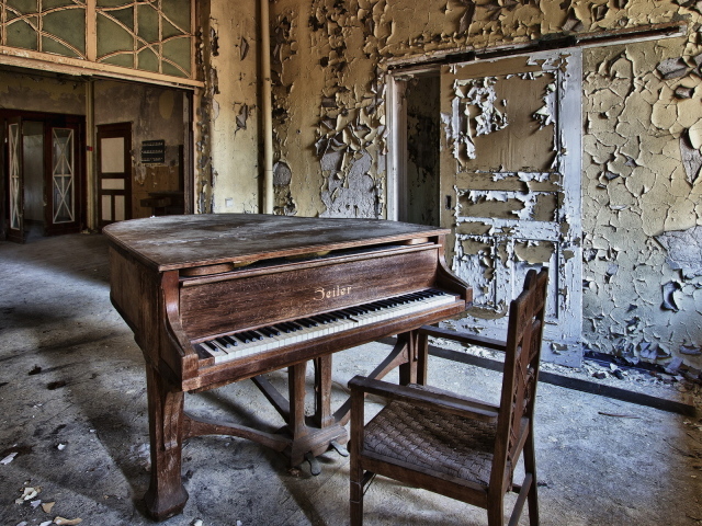 Старый рояль в заброшенном доме