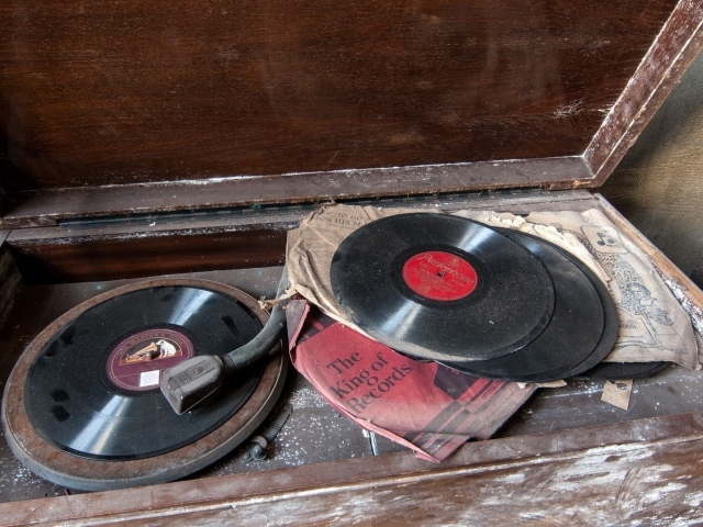 Старые пластинки в пыли