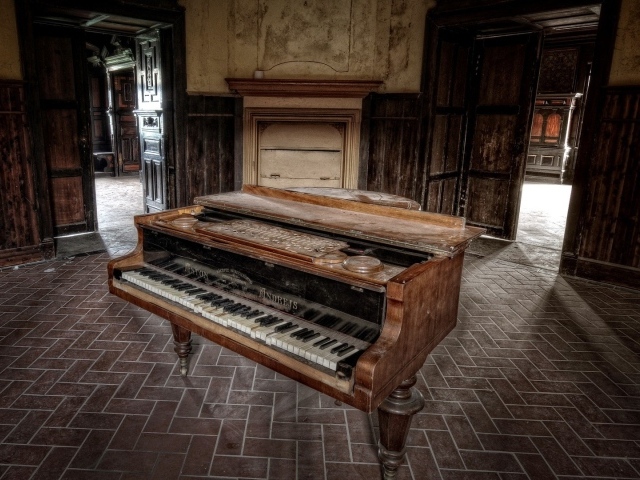 Рояль и красивый пол