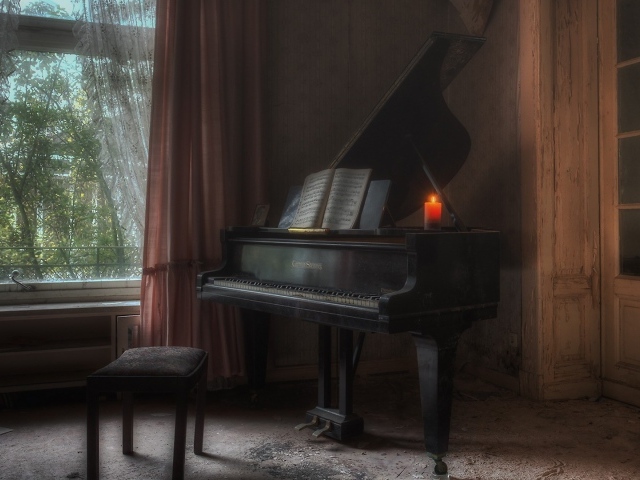 Pояль у окна