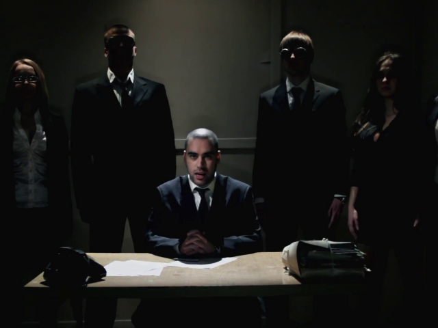 SLIM одет как бизнесмен