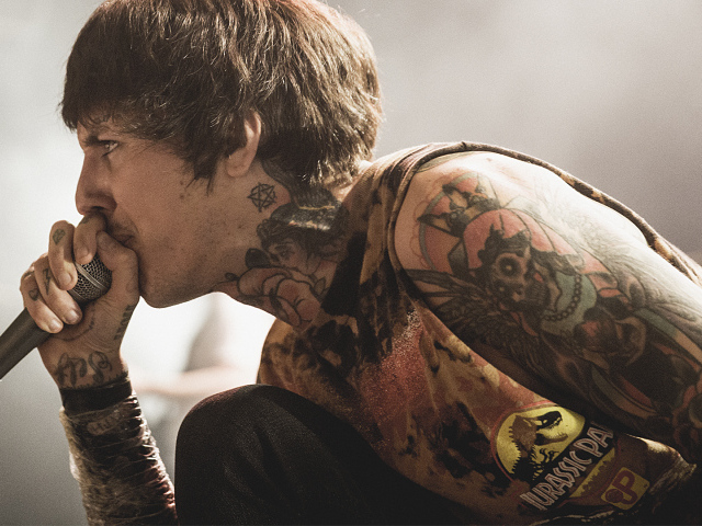 Татуированный рок певец