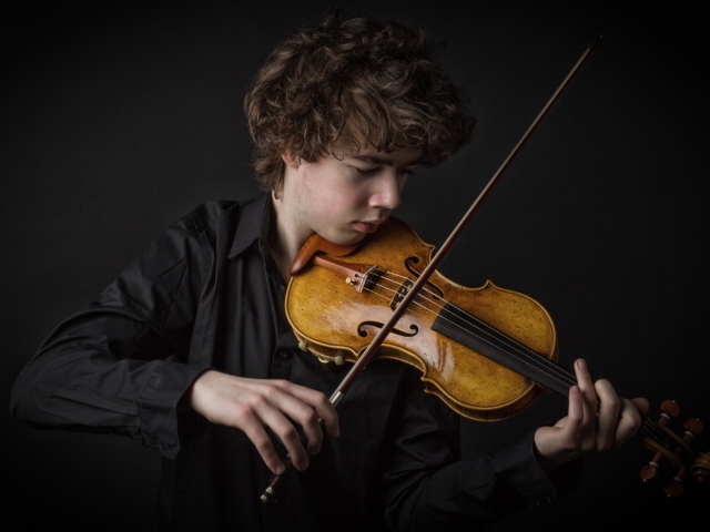 Парень играет на скрипке