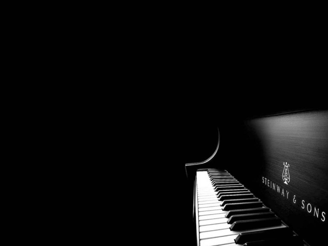 Клавиши рояля на черном фоне