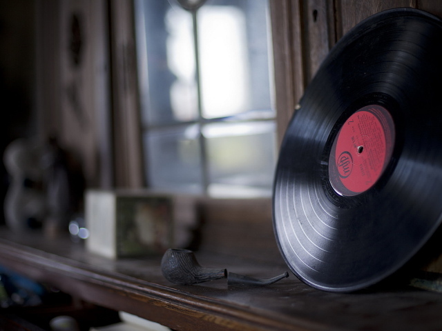 Старая пластинка на полке