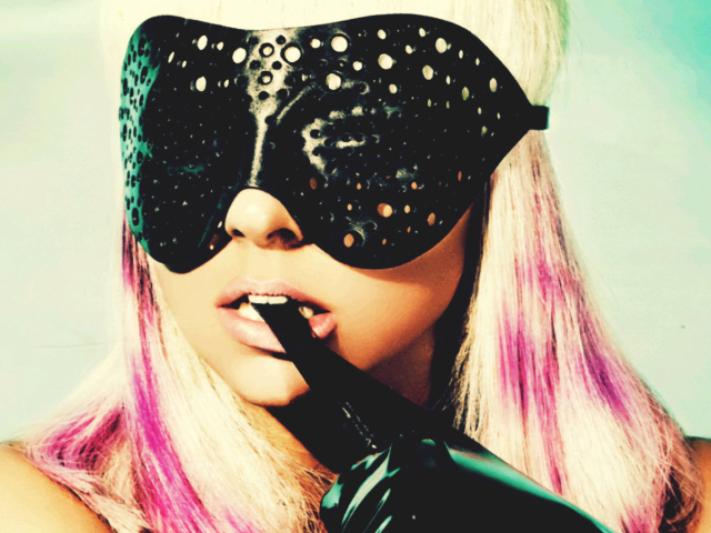 Певица в маске