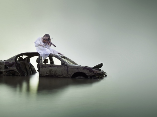 Cкрипачка на затонувшем авто