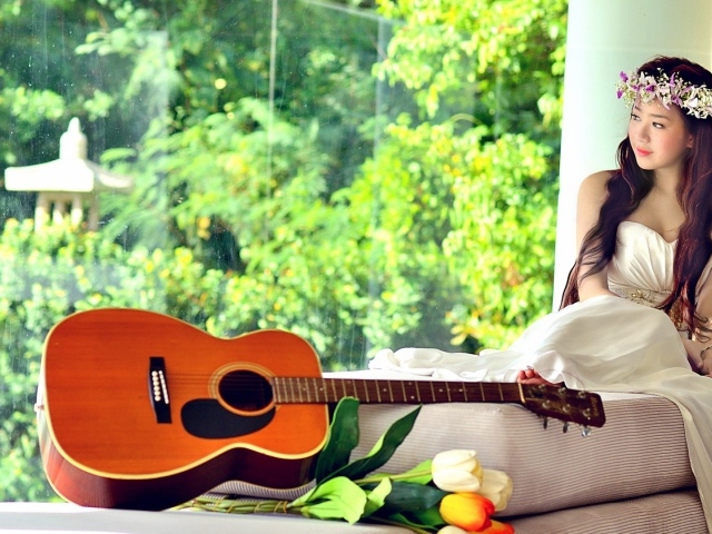 Oкно с гитерой и тюльпаны