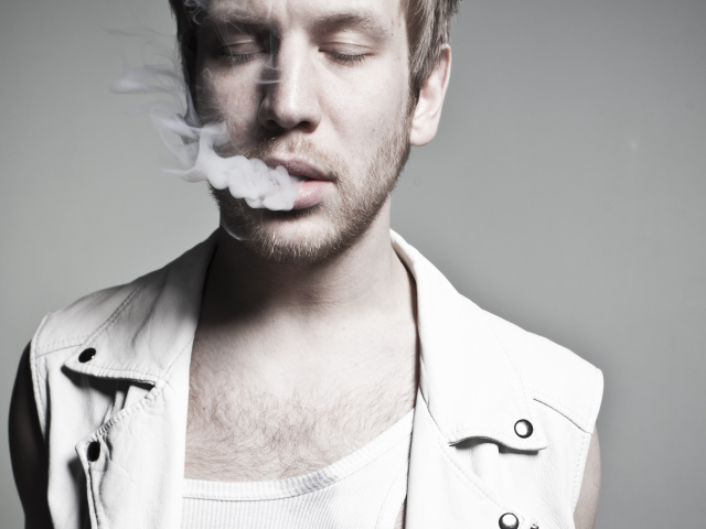 Иван Дорн курит